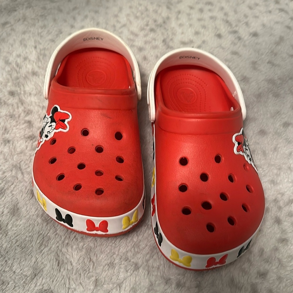 Used Minnie crocs